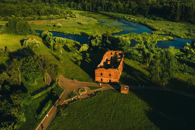 Vue de dessus des ruines d'un ancien moulin dans le parc Loshitsky à Minsk et la rivière Svisloch au coucher du soleil.Belle nature de la Biélorussie.