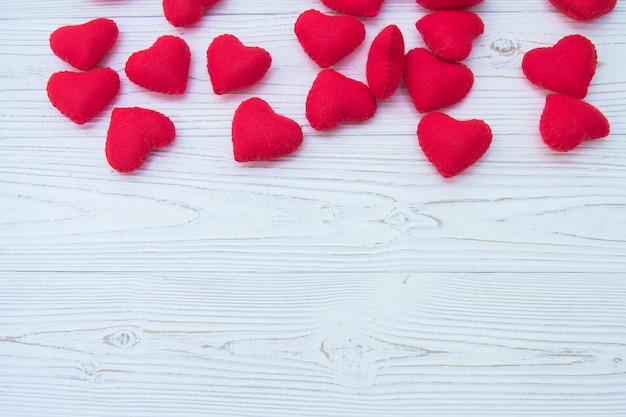 Vue de dessus Saint Valentin coeurs rouges sur fond vintage de briques blanches avec espace de copie