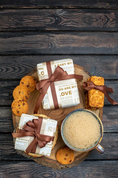 Vue De Dessus Saint Valentin Présente Avec Des Biscuits Sur Un Fond Rustique Sombre Amant Féminin Bois Amour Gâteau Coeur De Biscuit De Vacances