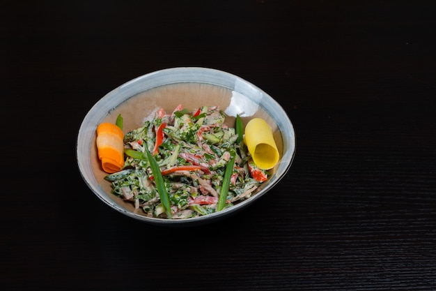 Vue de dessus de la salade aux légumes poulet et mayo sur fond noir