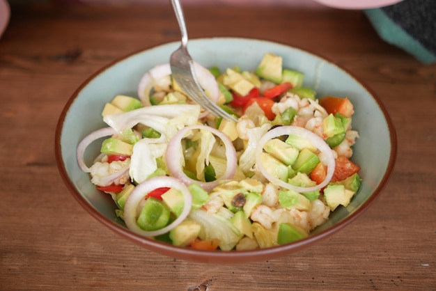 Vue de dessus de la salade d'avocats dans un bol sur la table