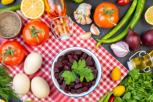 vue de dessus salade de betteraves avec légumes frais verts et œufs sur fond sombre déjeuner photo régime alimentaire salade santé collation repas couleur