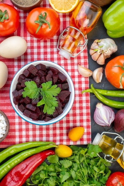 vue de dessus salade de betteraves avec légumes frais verts et œufs sur fond sombre déjeuner photo régime alimentaire salade santé collation repas couleur