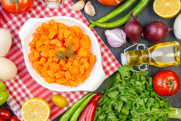 vue de dessus salade de carottes avec légumes frais et verts sur fond sombre déjeuner nourriture santé salade repas collation couleur régime