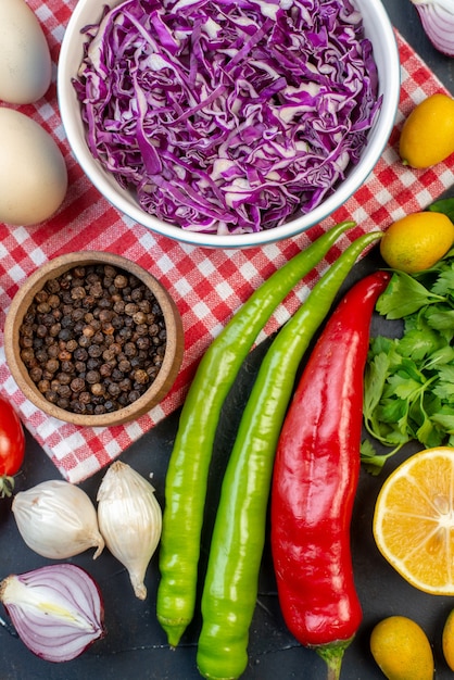 vue de dessus salade de chou rouge avec des légumes verts et des œufs frais sur fond sombre photo santé régime alimentaire salade repas collation couleur