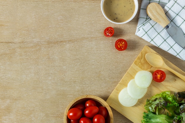 Vue de dessus salade de cuisson sur table en bois avec copie.