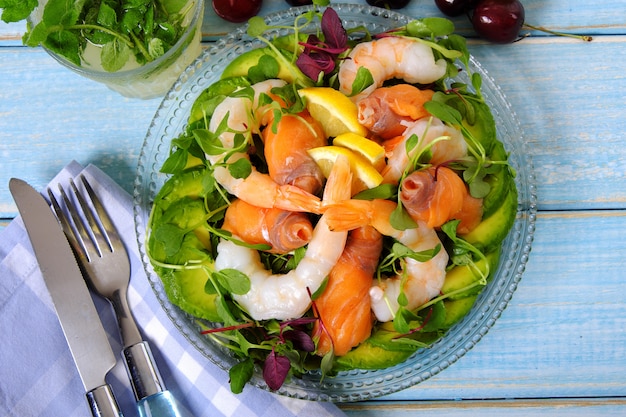 Vue de dessus de salade d&#39;été de saumon et de crevette