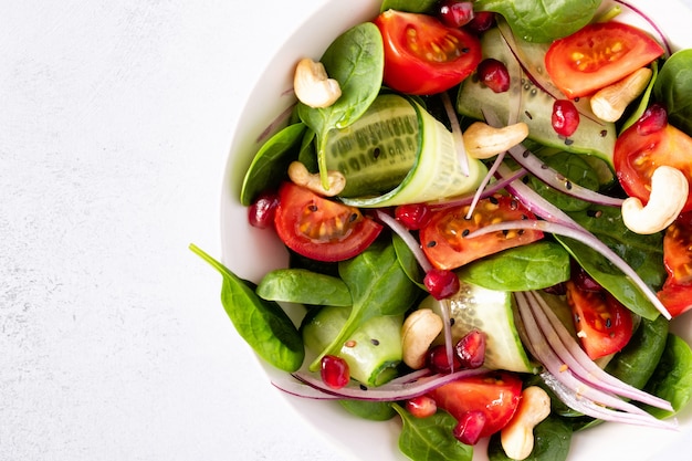 Vue de dessus d'une salade fraîche de légumes classiques sains