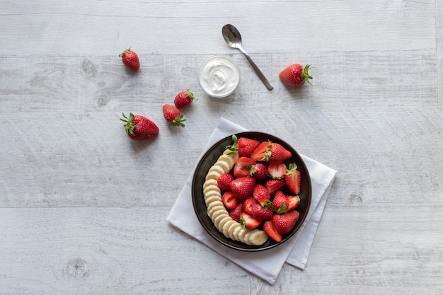 Vue de dessus de salade de fraises et bananes.