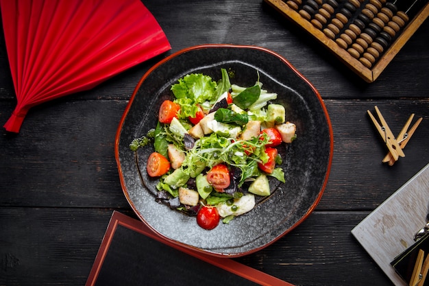 Vue de dessus sur la salade de légumes frais en plaque noire