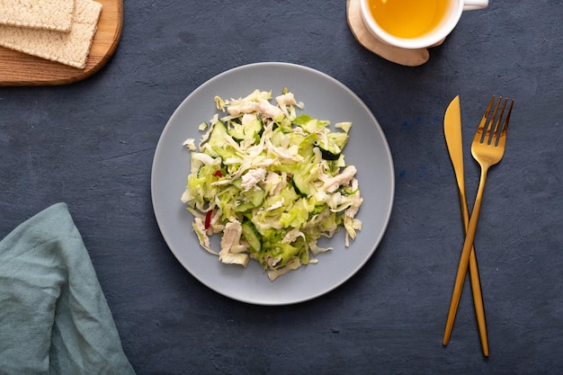 Vue de dessus salade de légumes frais et de viande dans une assiette Le concept d'une alimentation saine