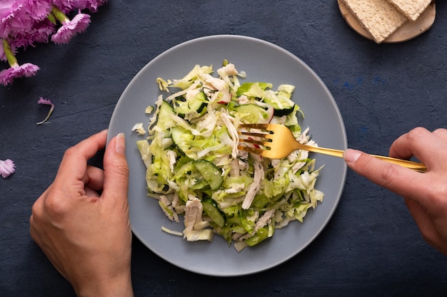 Vue de dessus salade de légumes frais et de viande dans une assiette sur une table en pierre sombre Le concept d'une alimentation saine