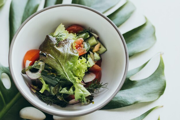 Photo vue de dessus de salade de légumes frais