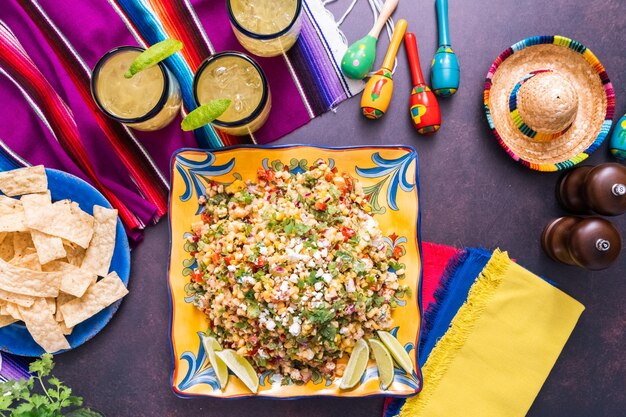 Vue de dessus. Salade de maïs mexicaine avec maïs grillé.