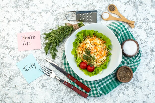 vue de dessus salade de poulet avec assaisonnements sur une surface claire