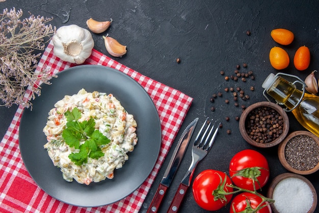 vue de dessus salade de poulet mayonnaise au poivre et tomates rouges