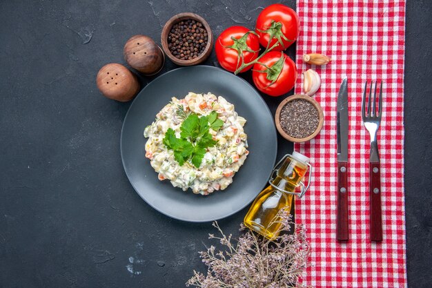 vue de dessus salade de poulet mayonnaise avec couverts tomates et poivre