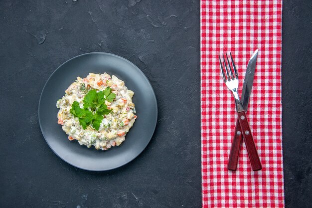 vue de dessus salade de poulet mayonnaise à l'intérieur de la plaque avec fourchette et couteau