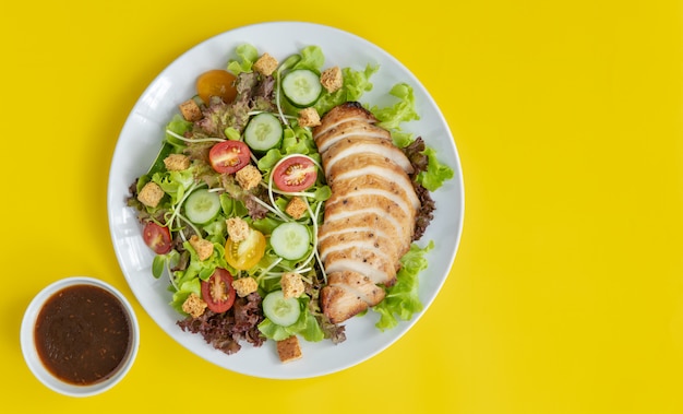 Vue de dessus de salade de poulet