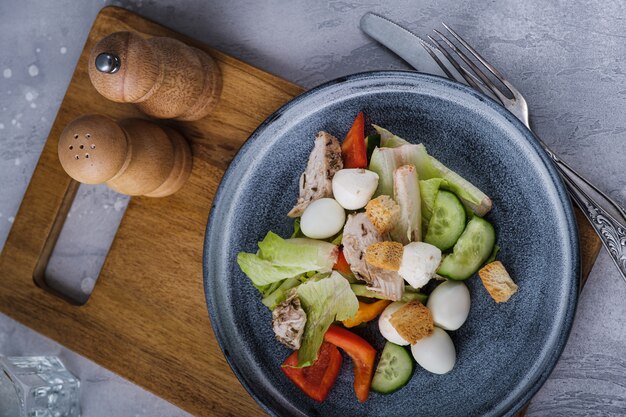 Vue de dessus salade saine sur une planche à découper en bois