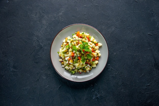 vue de dessus salade savoureuse se compose d'oeufs haricots pommes de terre et carottes sur surface sombre santé déjeuner horizontal nourriture régime repas cuisine pain