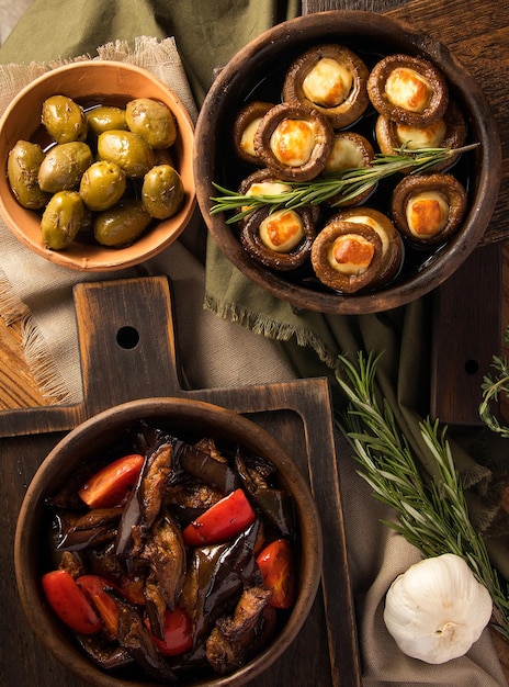 Vue de dessus de salades d'aubergines et de champignons