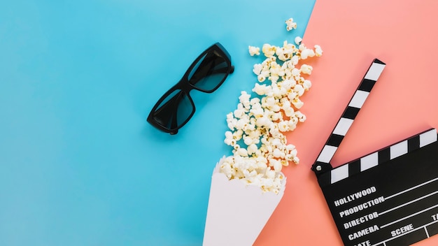 Photo vue de dessus savoureuse boîte de pop-corn avec clap