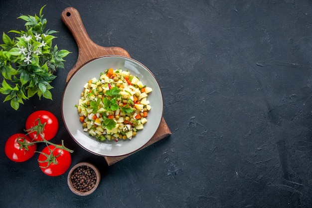 vue de dessus savoureuse salade à l'intérieur de la plaque avec des tomates rouges fond sombre régime alimentaire santé restaurant repas cuisine couleur des aliments