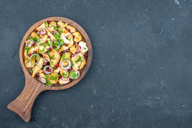 Vue de dessus savoureuse salade de poulet sur une surface sombre