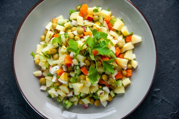 vue de dessus savoureuse salade se compose d'oeufs haricots pommes de terre et carottes sur surface sombre santé déjeuner horizontal nourriture régime repas couleur cuisine pain