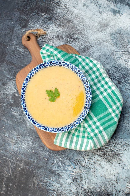 vue de dessus savoureuse soupe à l'intérieur de la plaque sur fond gris cuisine photo repas poivre dîner plat de légumes