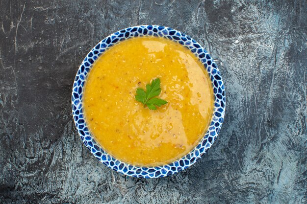 vue de dessus savoureuse soupe à l'intérieur de la plaque sur fond gris repas dîner plat légume poivre photo couleur