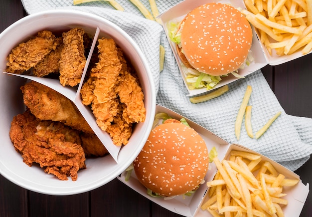 Vue de dessus seau de poulet frit et hamburgers