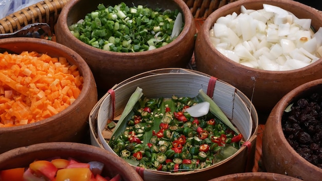 Vue de dessus de la sélection de divers plateaux avec de délicieux plats asiatiques et épices sur un étal de marché de rue à Bangkok, Thaïlande.