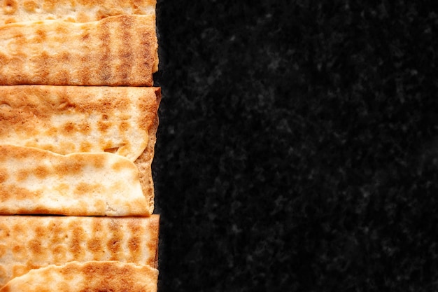 Vue de dessus d'une série de biscuits croustillants empilés sur du marbre noir