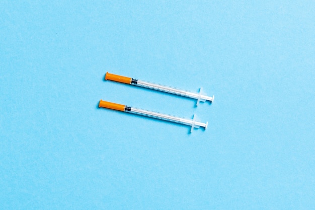 Vue de dessus des seringues à insuline d'affilée pour injection médicale