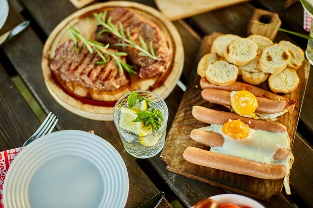 Vue de dessus Servi avec assiettes table à dîner pique-nique d'été en plein air à la maison