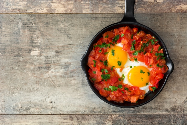 Vue de dessus de shakshuka dans une poêle