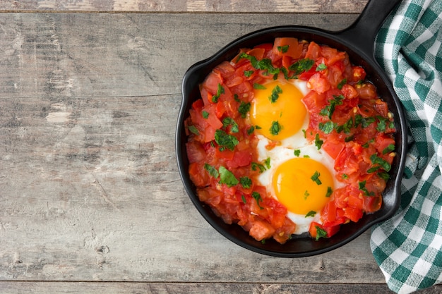 Vue de dessus de shakshuka dans une poêle