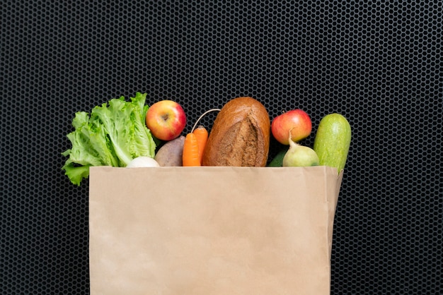 Vue de dessus d'un simple sac avec de la nourriture d'épicerie fraîche, concept de magasinage écologique zéro déchet