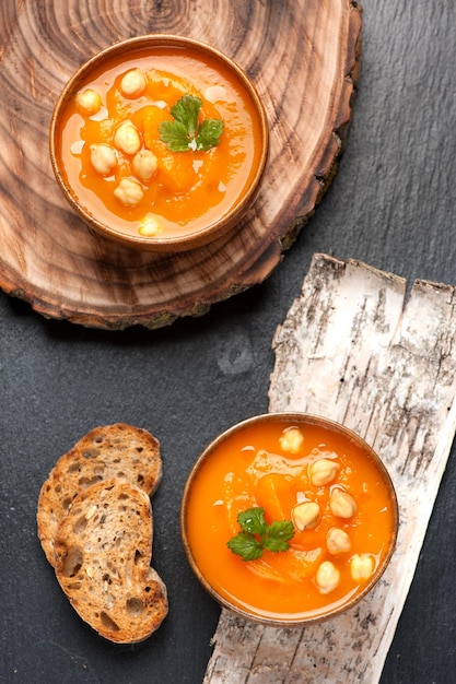 Vue de dessus de la soupe aux pois