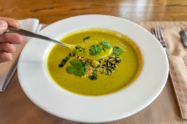 Vue de dessus d'une soupe de brocoli dans un bol blanc