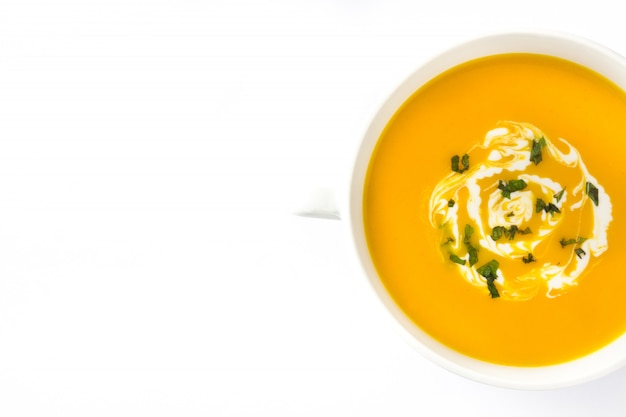 Vue de dessus sur la soupe à la citrouille dans un bol blanc isolé