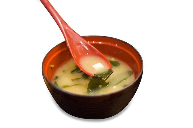 Vue de dessus de la soupe miso cuite à la vapeur et de la cuillère.