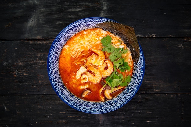 Vue de dessus sur la soupe de nouilles ramen tom yam japonais aux crevettes