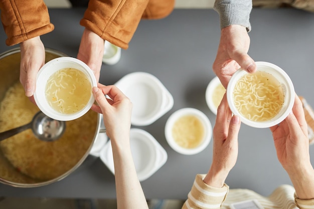 Vue de dessus de la soupe populaire