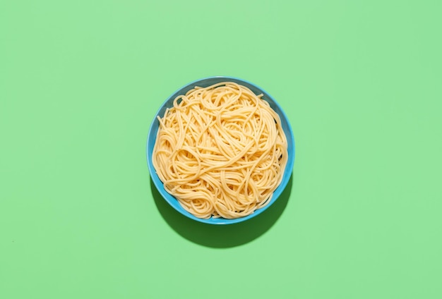 Vue de dessus de spaghetti sur fond vert Pâtes cuites sans sauce