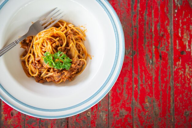 Vue dessus, de, spaghetti, à, ketchup, et, côtelette porc, sur, table bois