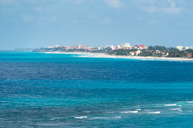 Vue de dessus de la station balnéaire de Varadero Cuba Long Beach est à 20 km avec des chaises longues et des parasols en chaume et beaucoup de palmiers