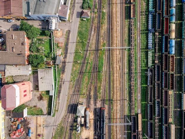 Vue de dessus sur la station de tri ferroviaire Wagons de fret avec des marchandises sur la gare Industrie lourde